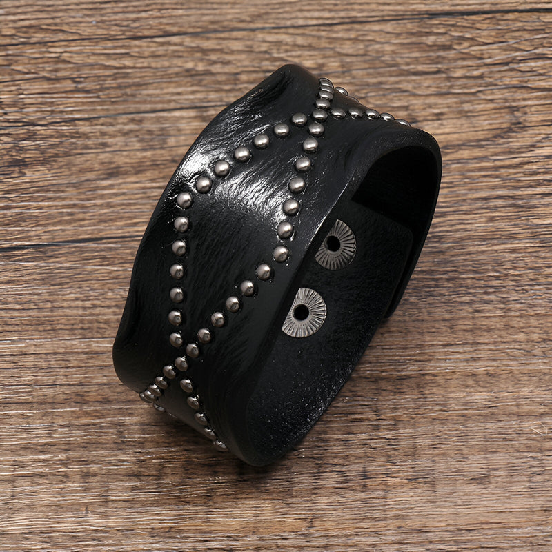Bracelet large en cuir noir avec clous argentés en motif croisé, style western pour homme.
