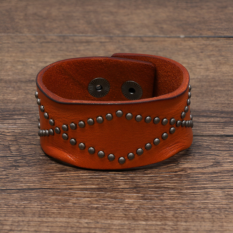 Bracelet en cuir café style western pour homme avec clous métalliques argentés et fermeture pression.