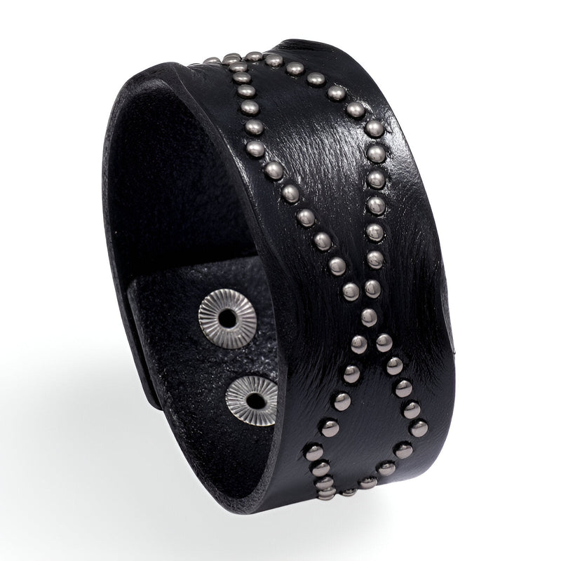 Bracelet en cuir noir clouté avec motif western et fermoir à boutons-pression acier.