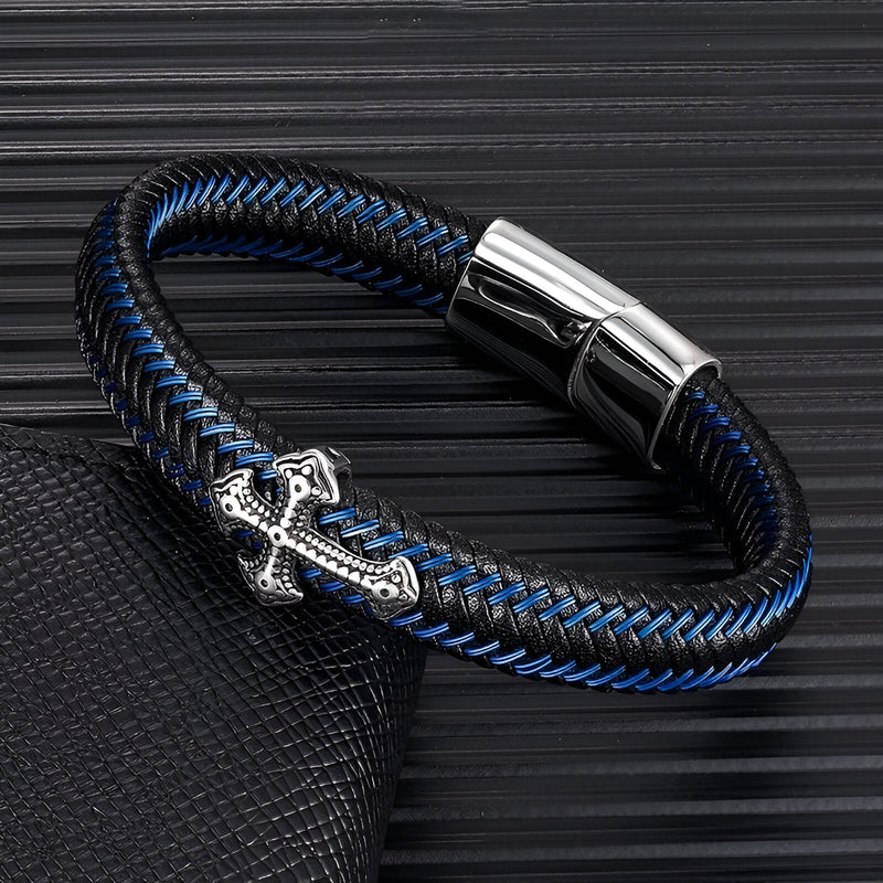 Bracelet homme en cuir bleu et noir tressé avec croix chrétienne en métal argenté et fermoir magnétique acier.