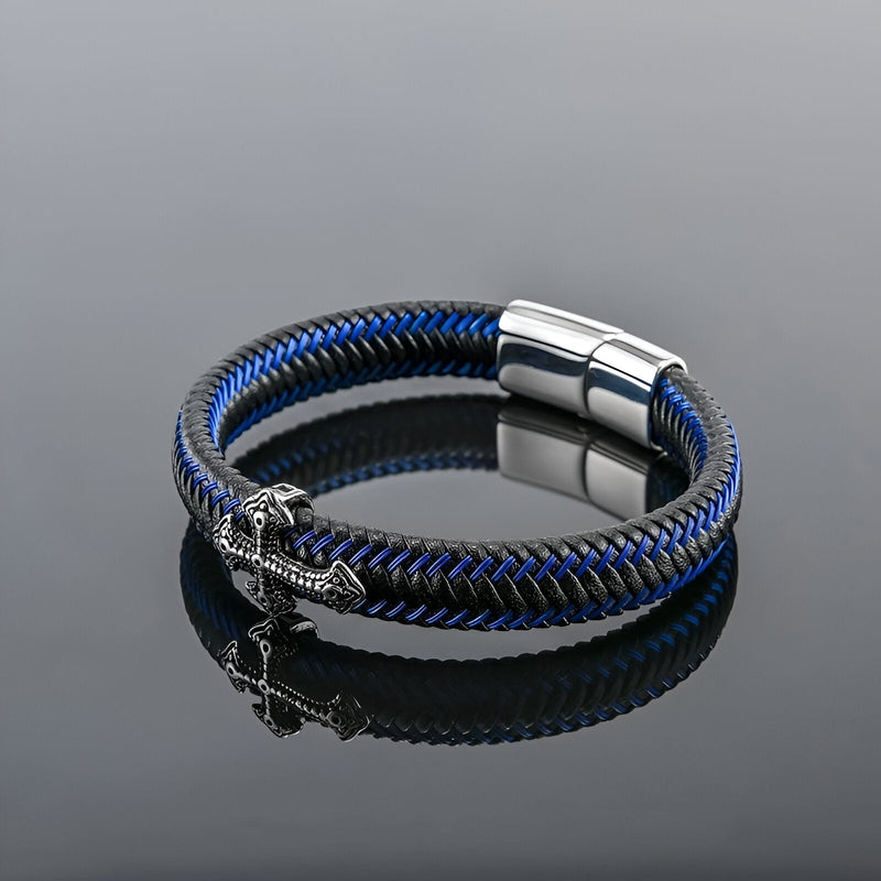 Bracelet cuir bleu et noir tressé avec croix chrétienne en métal argenté et fermoir magnétique acier.