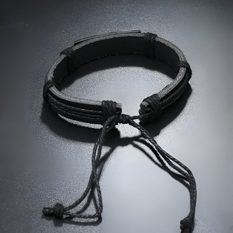 Bracelet en cuir noir pour homme avec croix chrétienne et cordons ajustables.