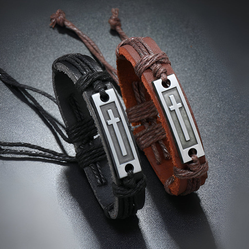 Bracelet en cuir noir avec plaque métallique gravée d’une croix chrétienne, modèle ajustable .