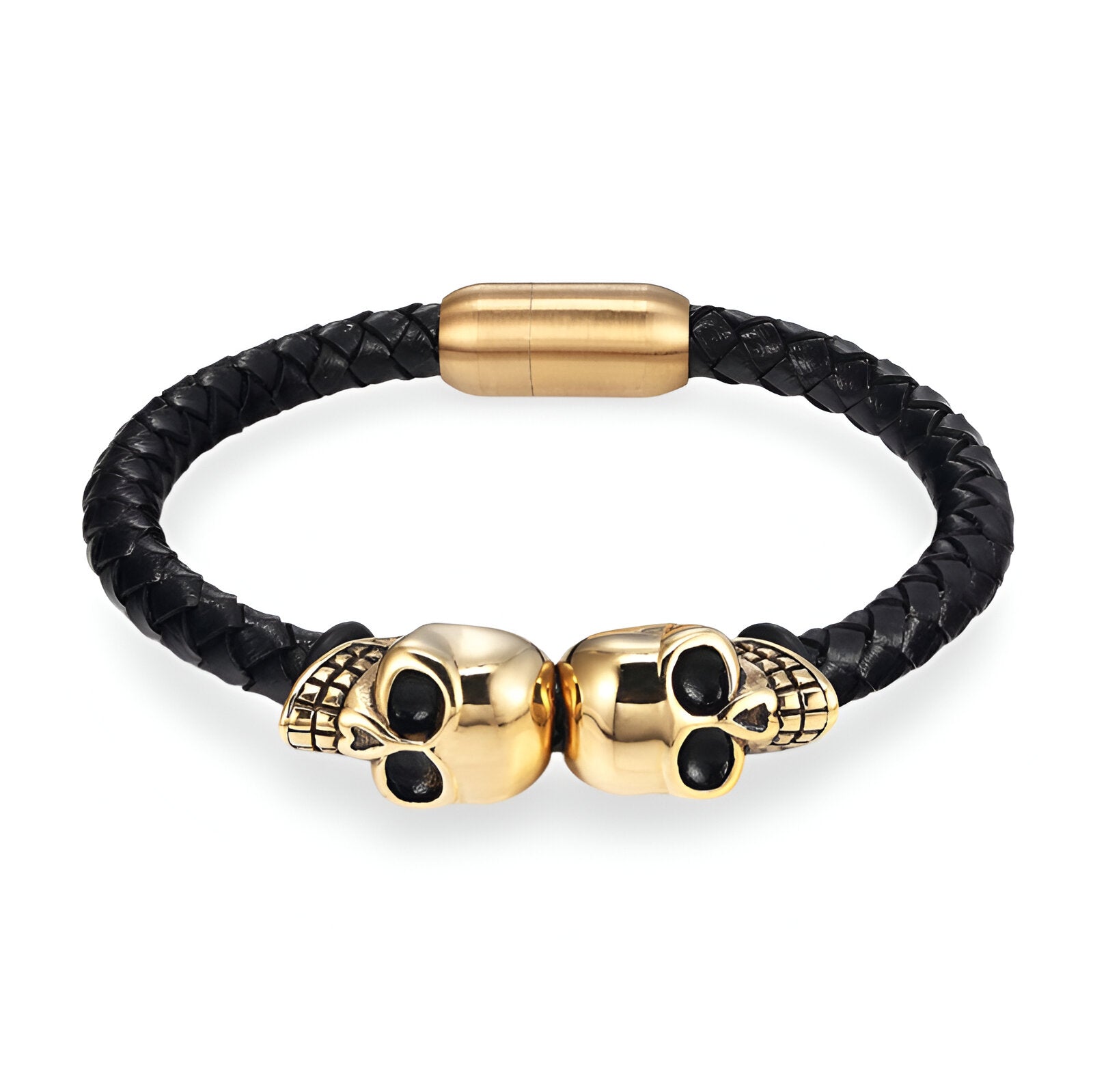 Bracelet en cuir tressé noir avec deux têtes de mort dorées et fermoir magnétique doré.
