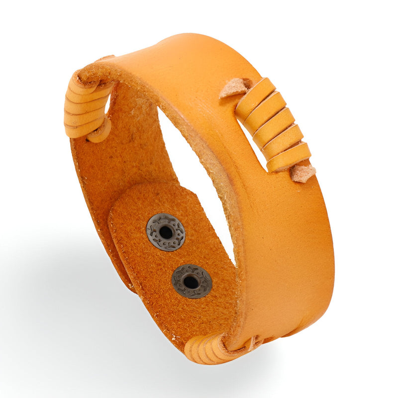 Bracelet en cuir cognac effet usé avec coutures apparentes et fermoir à pression noir.