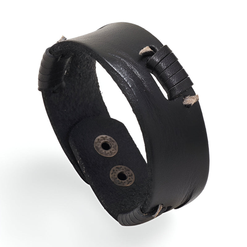 Bracelet homme en cuir noir effet usé avec fermeture à boutons-pression métalliques.