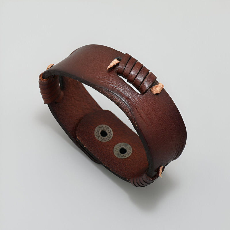 Bracelet en cuir marron effet usé pour homme avec coutures épaisses et bouton-pression double.
