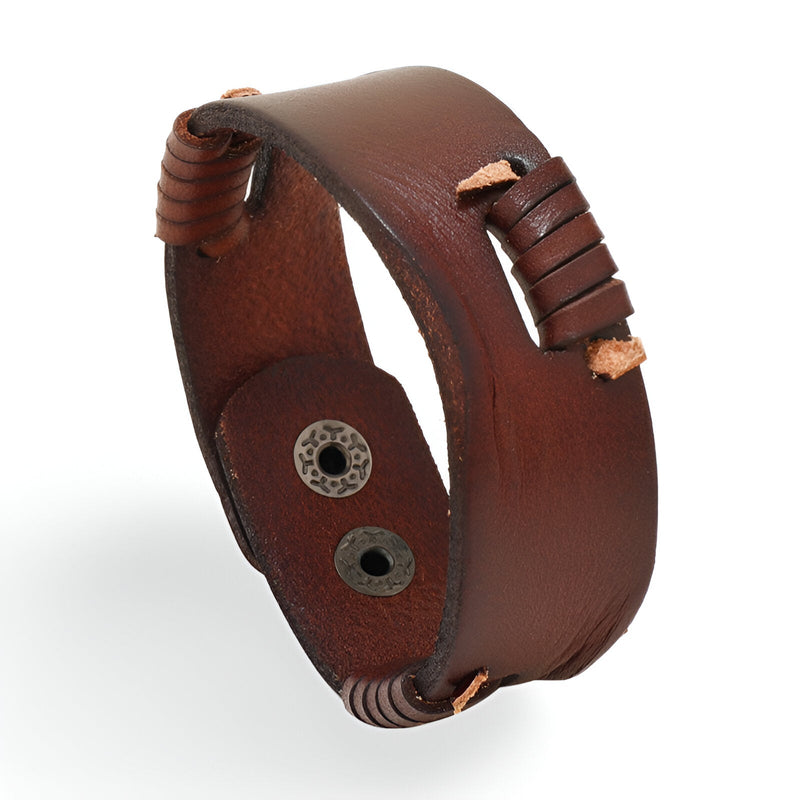Bracelet en cuir marron effet usé pour homme avec fermoirs pression et détails de couture visibles.