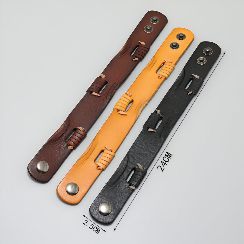 Trois bracelets en cuir effet usé pour homme, modèles cognac, marron et noir, fermoir à bouton-pression.