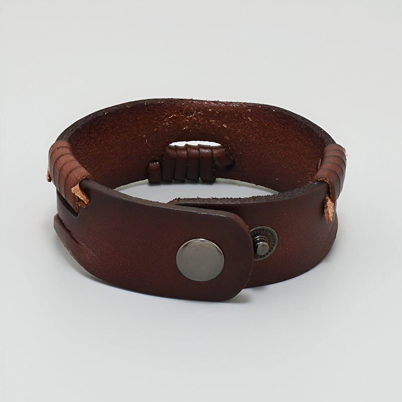 Bracelet homme en cuir marron foncé avec effet usé et fermeture par bouton métallique argenté.