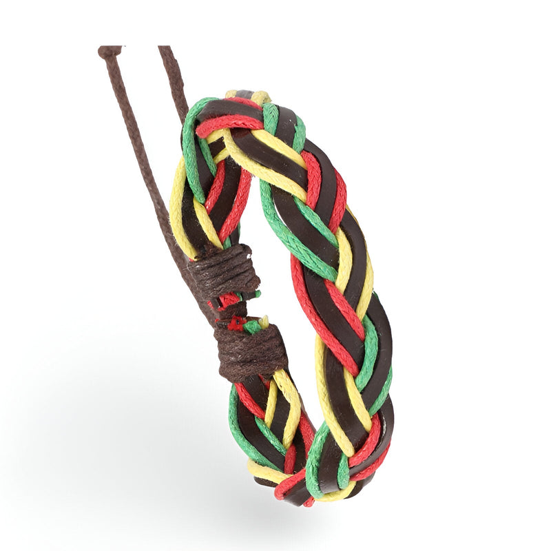 Bracelet en cuir tressé multicolore rouge, vert et jaune, style jamaïcain, fermoir coulissant.