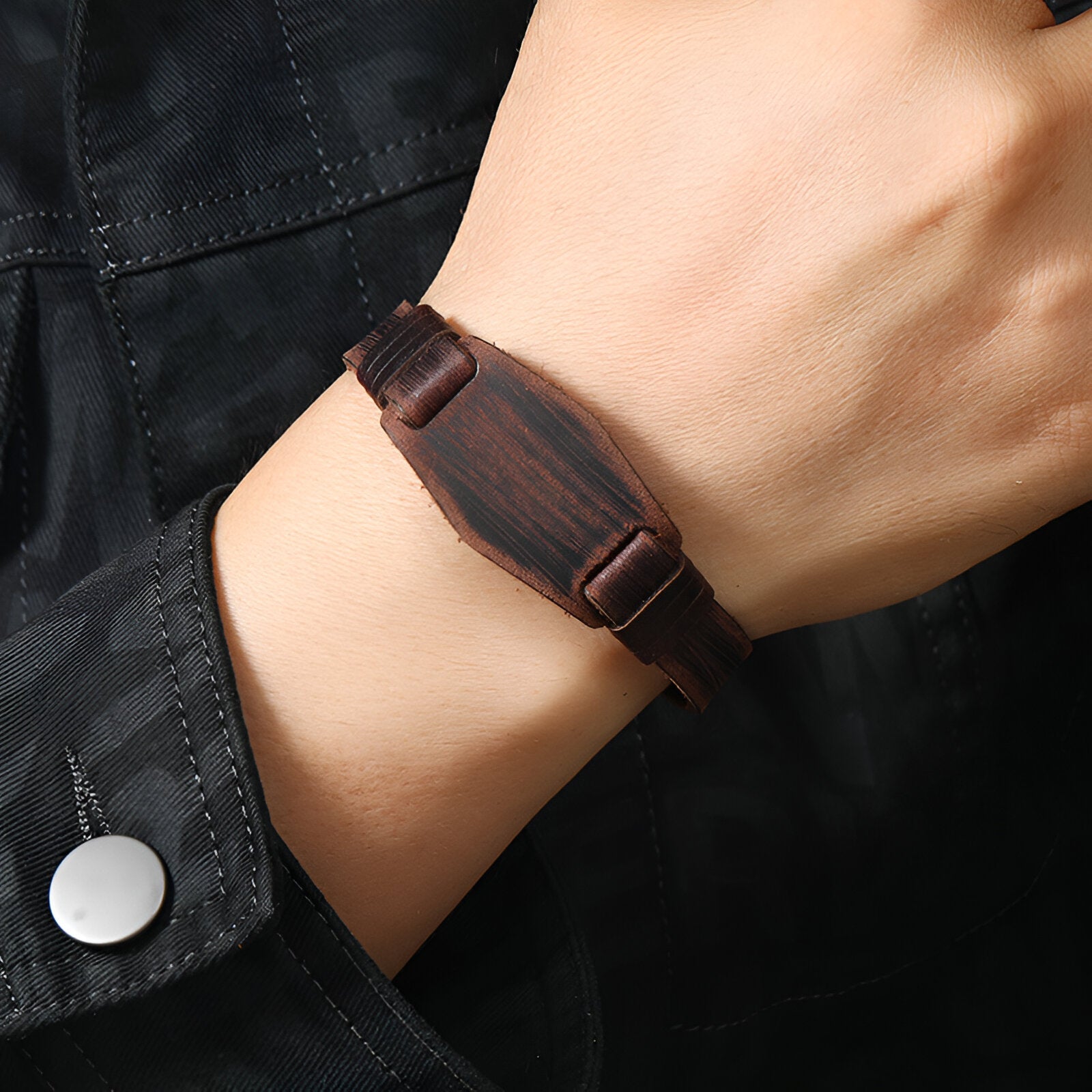 Bracelet large en cuir marron foncé à bouton pression, style masculin robuste.