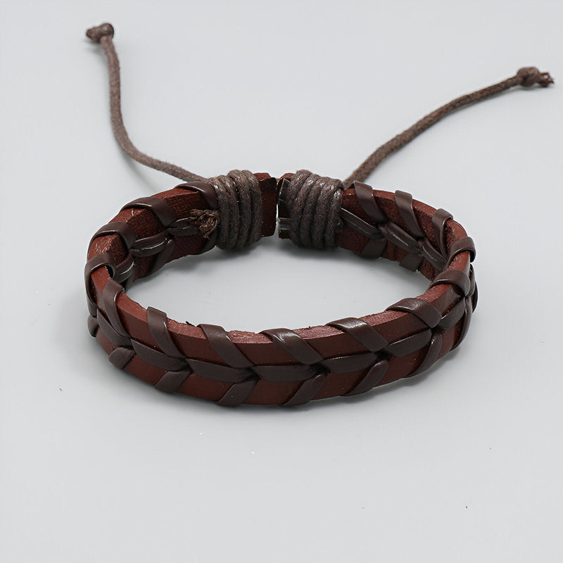 Bracelet en cuir tressé marron foncé avec fermeture coulissante ajustable style rétro.