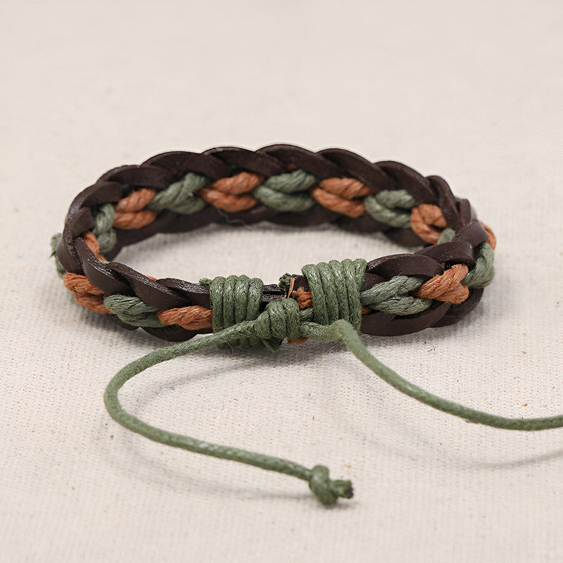 Bracelet en cuir marron tressé et torsadé avec cordon vert réglable, style unisexe.