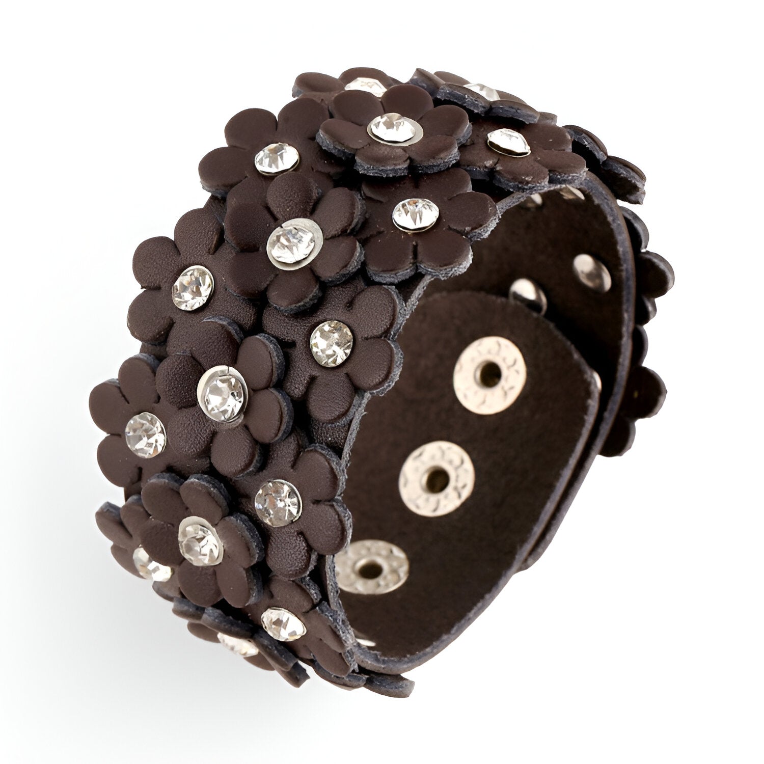 Bracelet manchette en cuir café orné de fleurs en relief avec strass brillants et fermeture à boutons-pression.