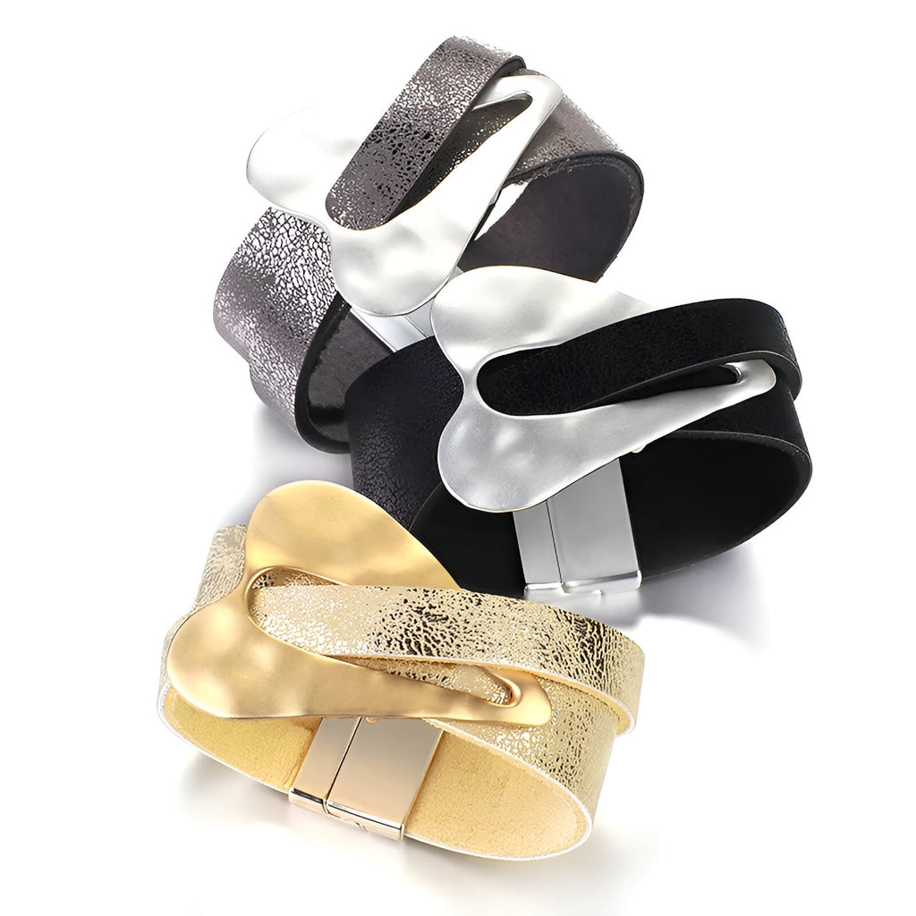 Trois bracelets en cuir microfibre avec grand cœur central en métal, coloris or, noir et gris, fermoir aimanté.