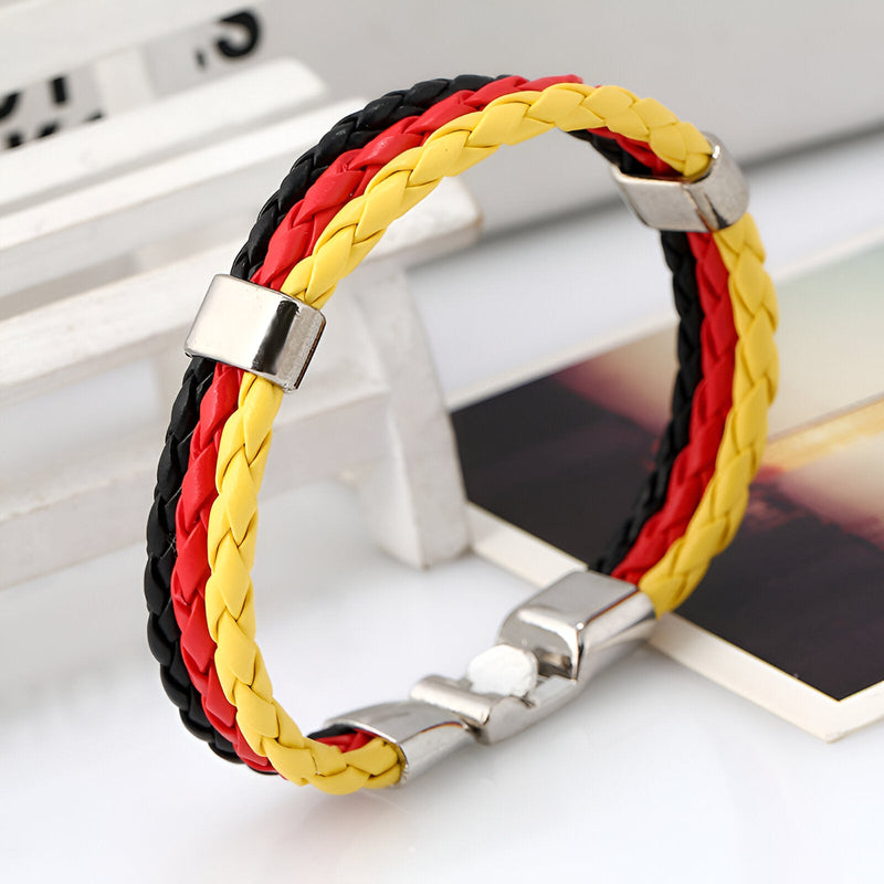 Bracelet mixte en cuir microfibre tressé noir, rouge et jaune avec fermoir métallique argenté.