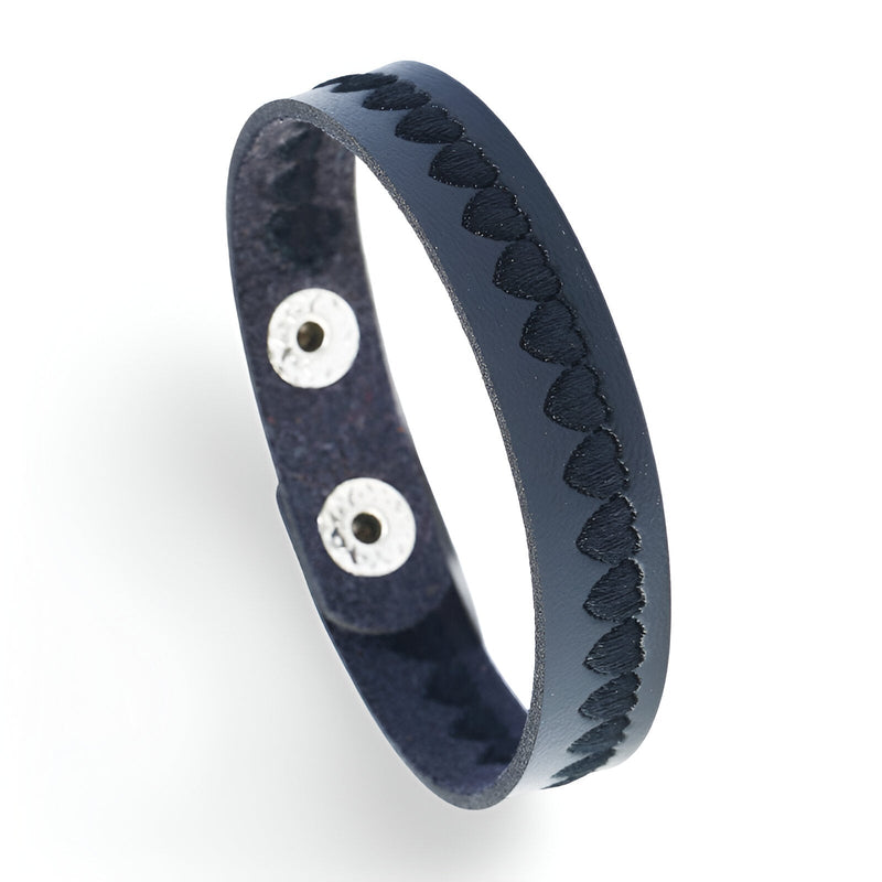 Bracelet en cuir noir avec motif de cœurs gravés et fermeture à bouton-pression argentée.