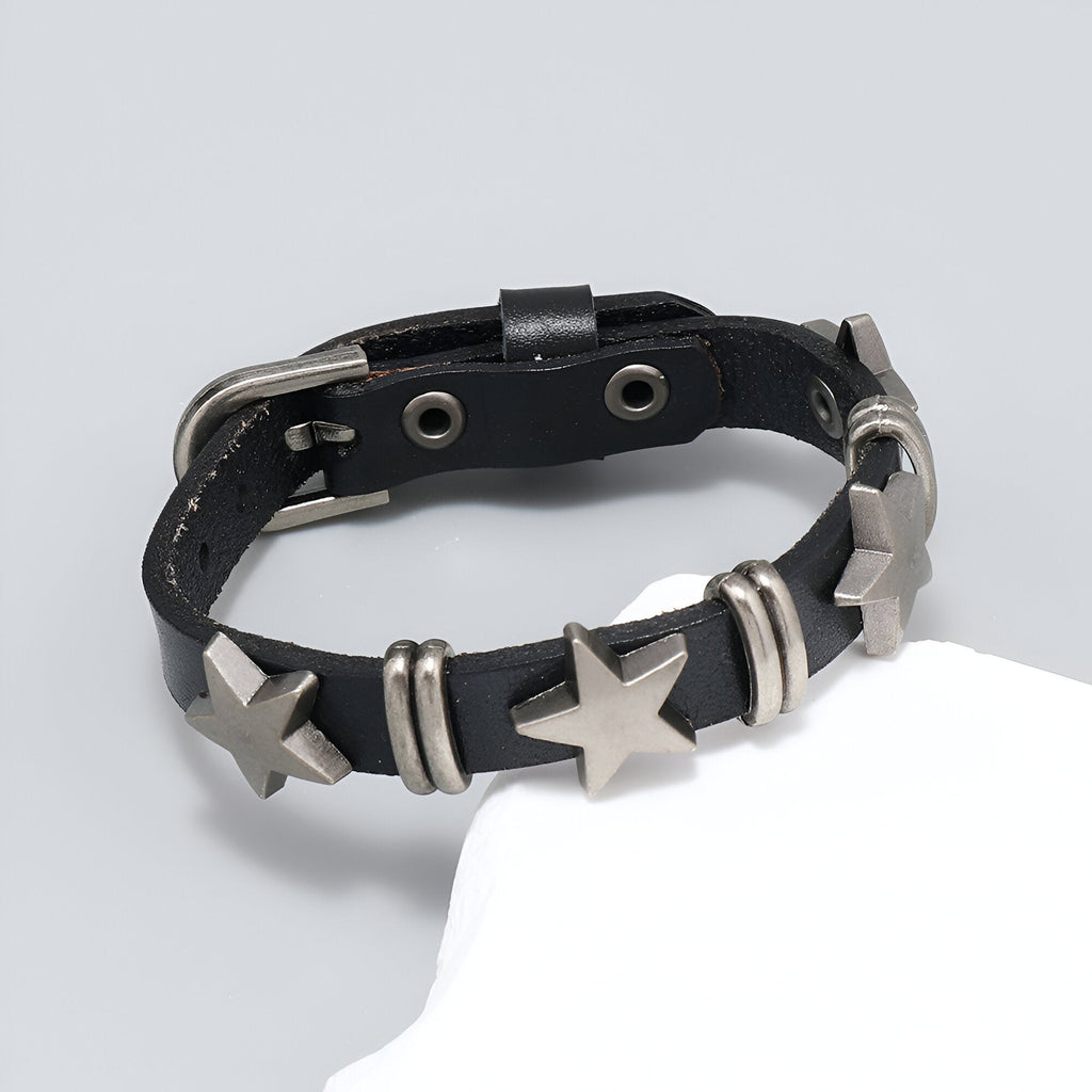 Bracelet en cuir noir pour homme avec étoiles métalliques et boucle argentée ajustable.