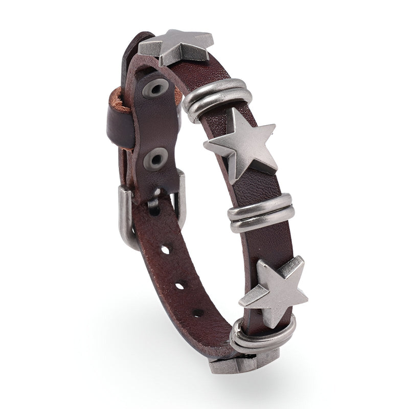 Bracelet en cuir café avec étoiles en métal argenté et anneaux décoratifs, style masculin.