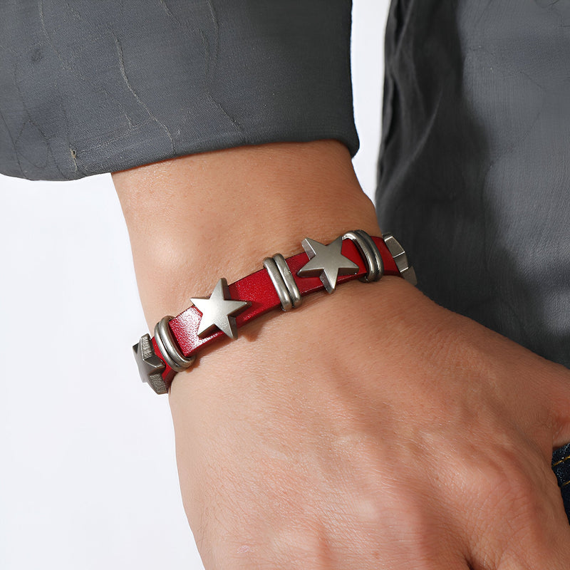 Bracelet en cuir rouge orné d'étoiles métalliques argentées, style pour homme, modèle François.