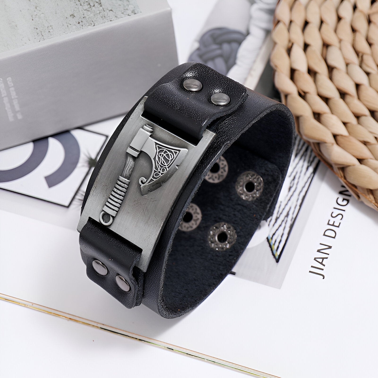 Bracelet en cuir noir pour homme avec motif hache métallique gravé style Kratos, fermeture à boutons-pression.