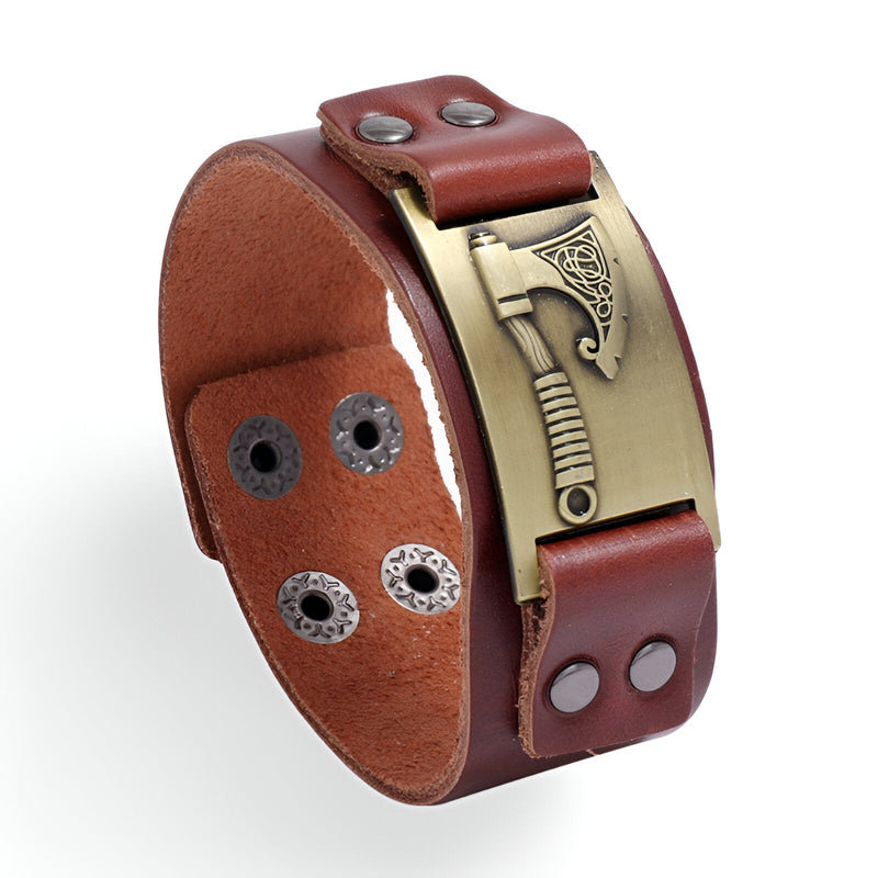 Bracelet en cuir café avec plaque en métal doré ornée d'un motif hache avec détails gravés.