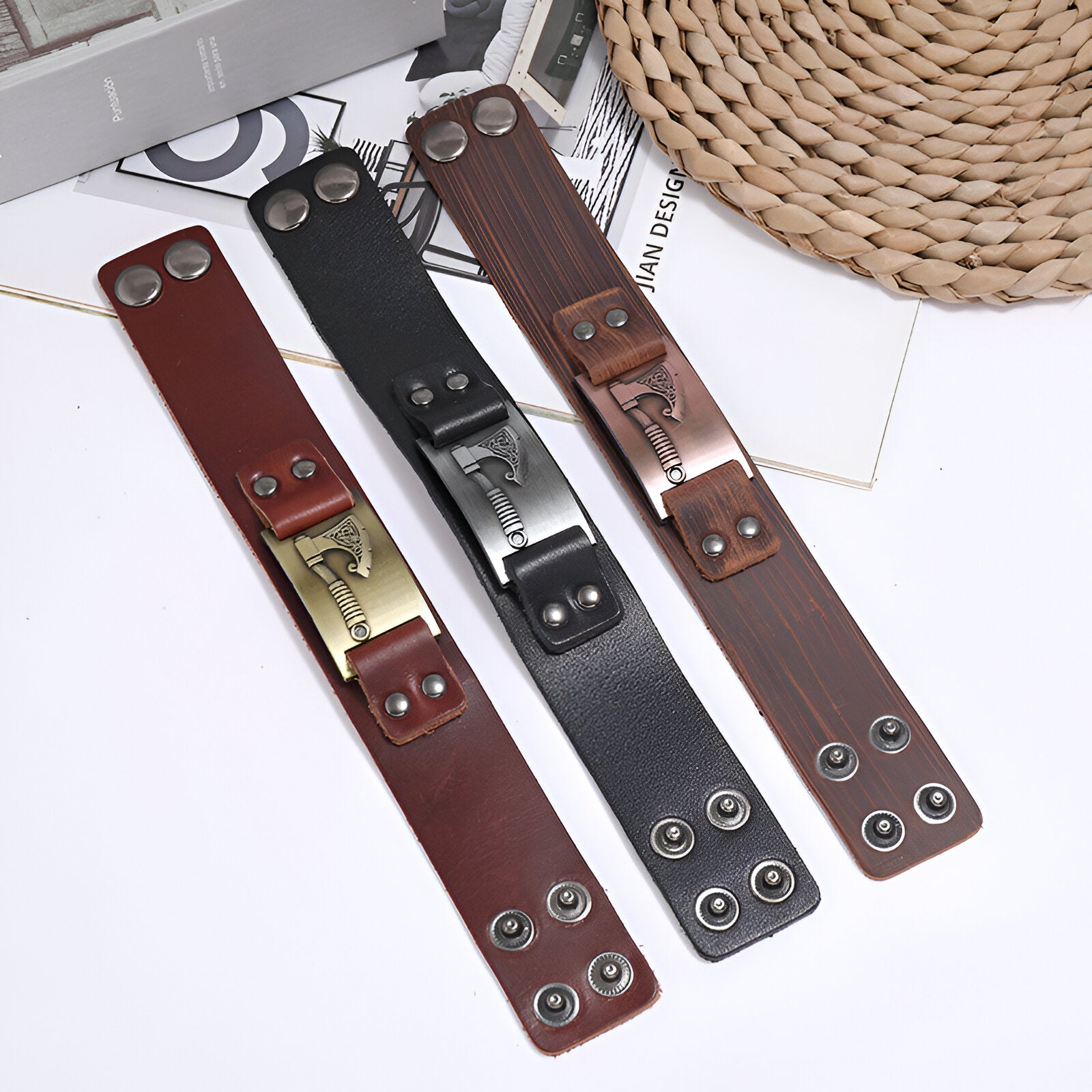 Bracelet en cuir marron foncé avec motif hache en métal doré, style robuste homme.
