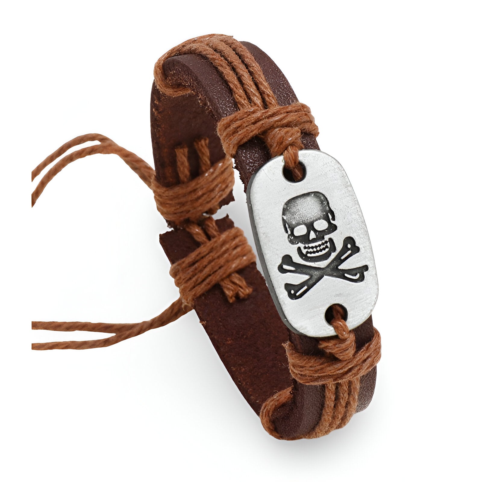 Bracelet en cuir marron avec motif tête de mort en métal argenté et cordons tressés.