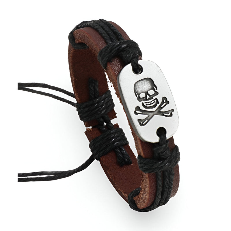 Bracelet en cuir marron avec motif tête de mort en métal argenté, liens noirs ajustables.