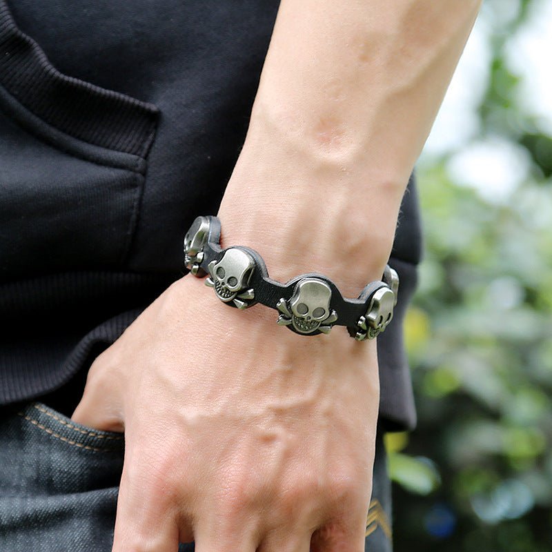 Bracelet en cuir noir pour homme avec motifs têtes de mort métalliques, modèle Lioran.