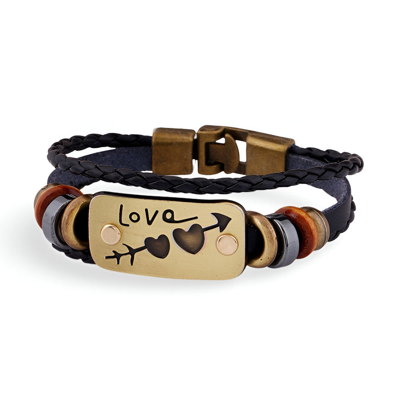 Bracelet en cuir noir multi-rangs avec plaque dorée gravée "Love" et motifs cœurs, fermoir métallique.