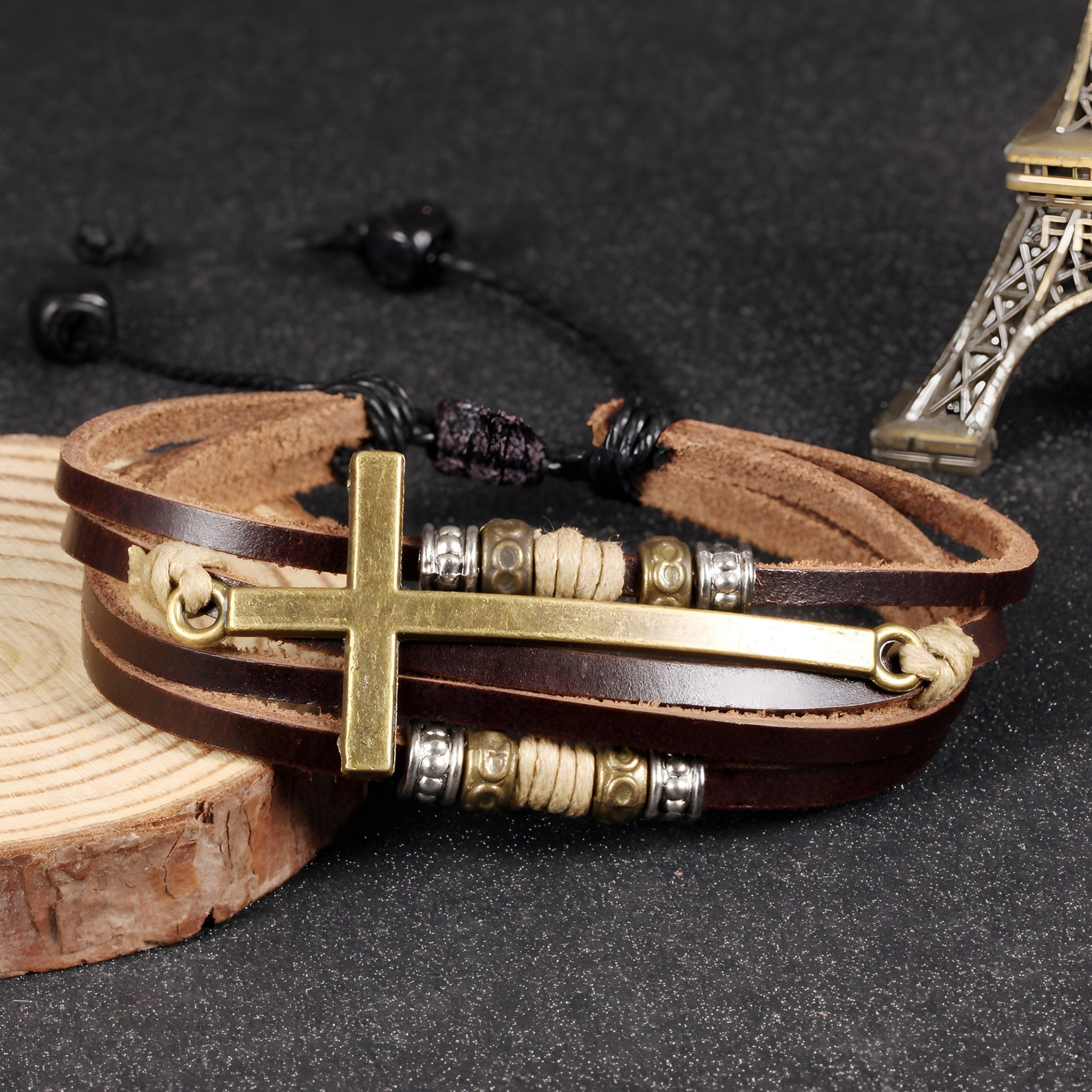Bracelet homme multi-rangs cuir marron avec charm grande croix métal doré et perles décoratives.