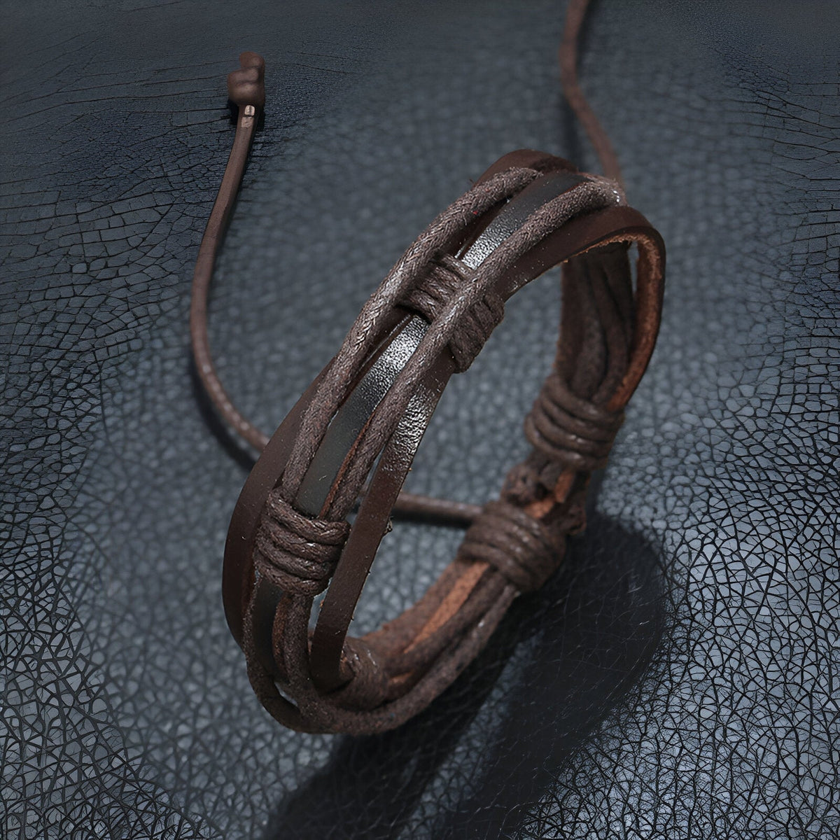 Bracelet en cuir marron café multi-rangs pour homme avec lanières tressées et fermeture réglable.
