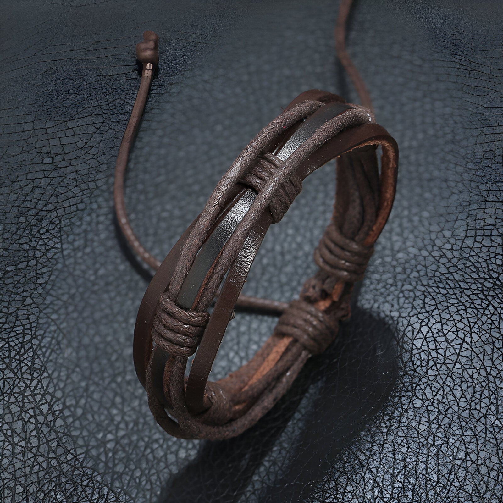 Bracelet en cuir marron café multi-rangs pour homme avec lanières tressées et fermeture réglable.