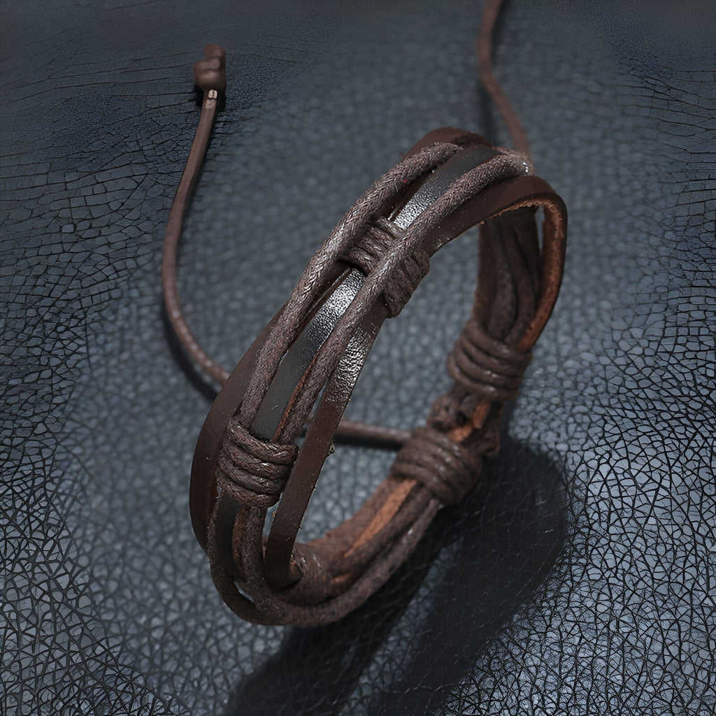 Bracelet en cuir marron café multi-rangs pour homme avec lanières tressées et fermeture réglable.