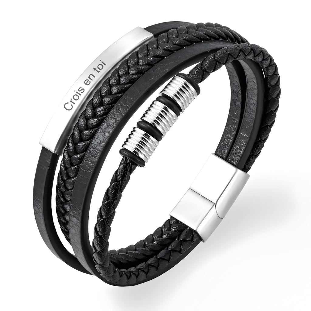 Bracelet multi-rangs en cuir noir avec plaque argentée gravée "Crois en toi" et fermoir aimanté argenté.