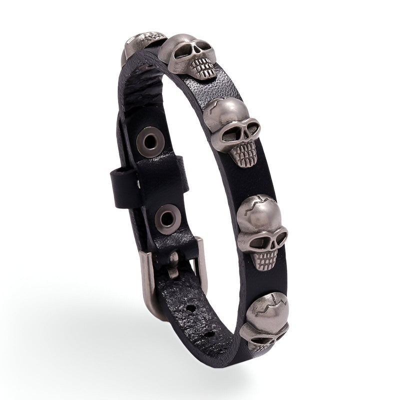 Bracelet en cuir noir avec plusieurs têtes de mort argentées pour homme modèle Dallas.