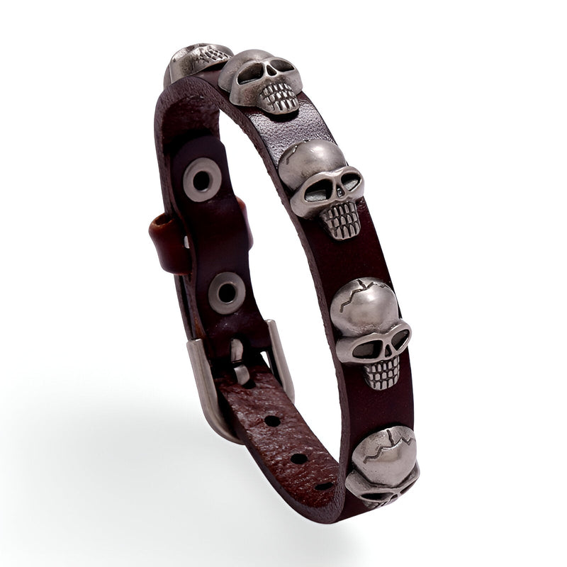 Bracelet en cuir noir orné de multiples têtes de mort argentées, style homme modèle Dallas.