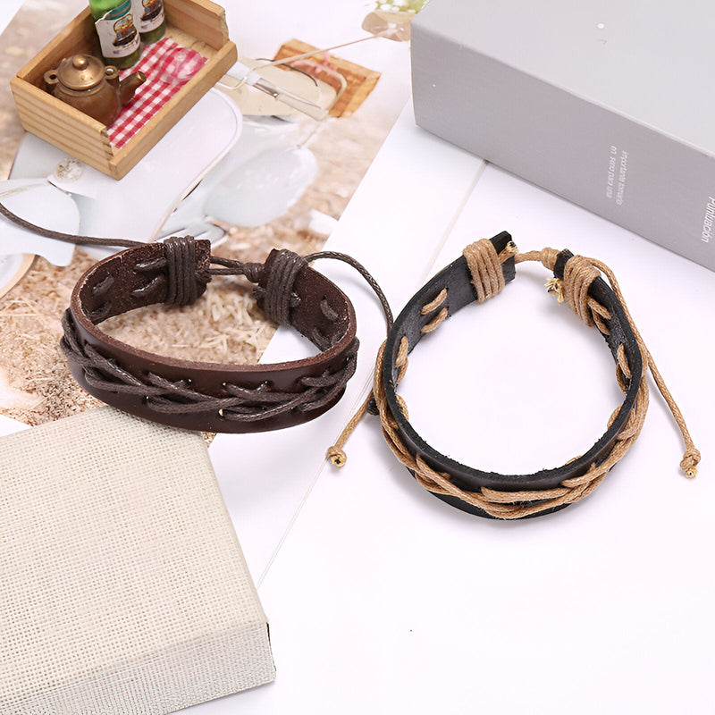Lot de deux bracelets en cuir, un tressé café et un noir avec fils entrelacés beige, style masculin.