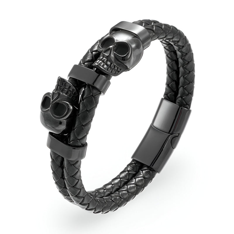 Bracelet en cuir noir tressé avec ornement double têtes de mort en métal noir mat.