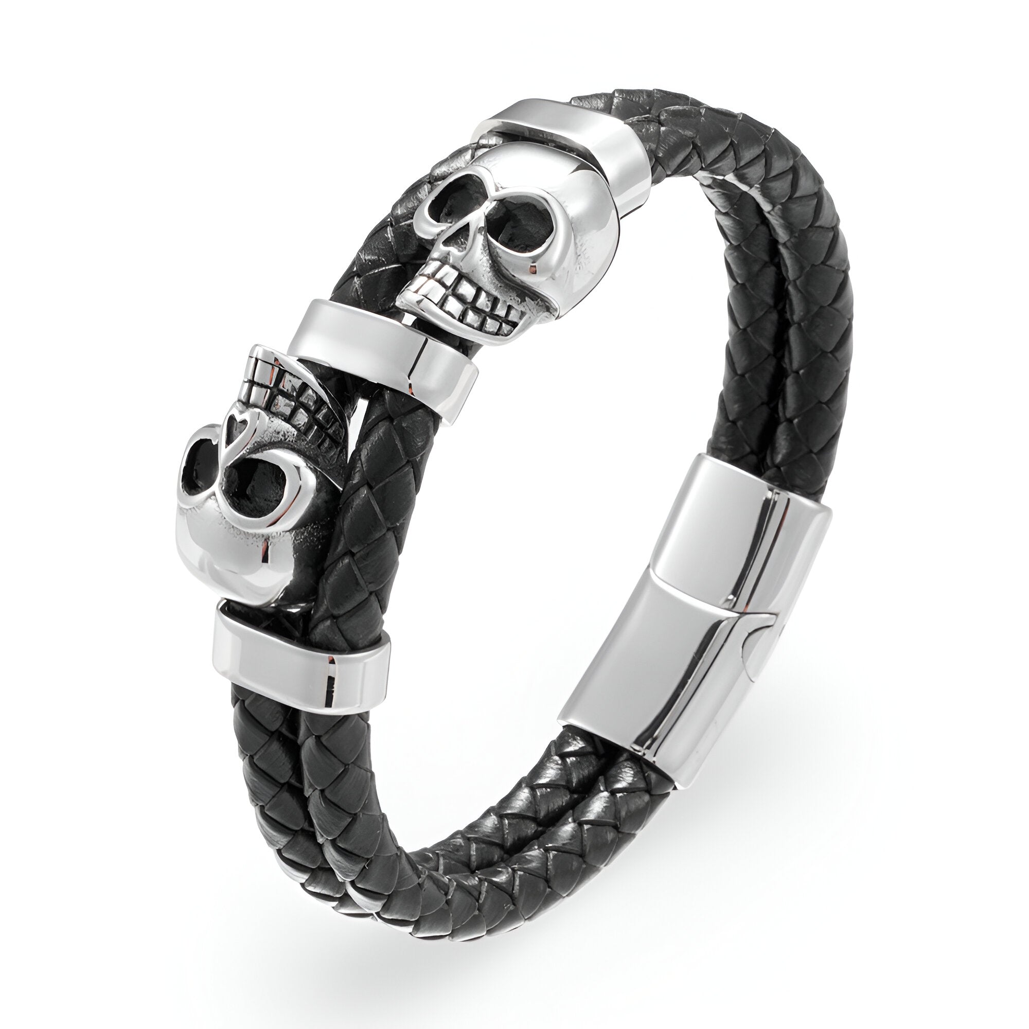 Bracelet en cuir noir tressé avec ornement double têtes de mort en métal argenté et fermoir magnétique.