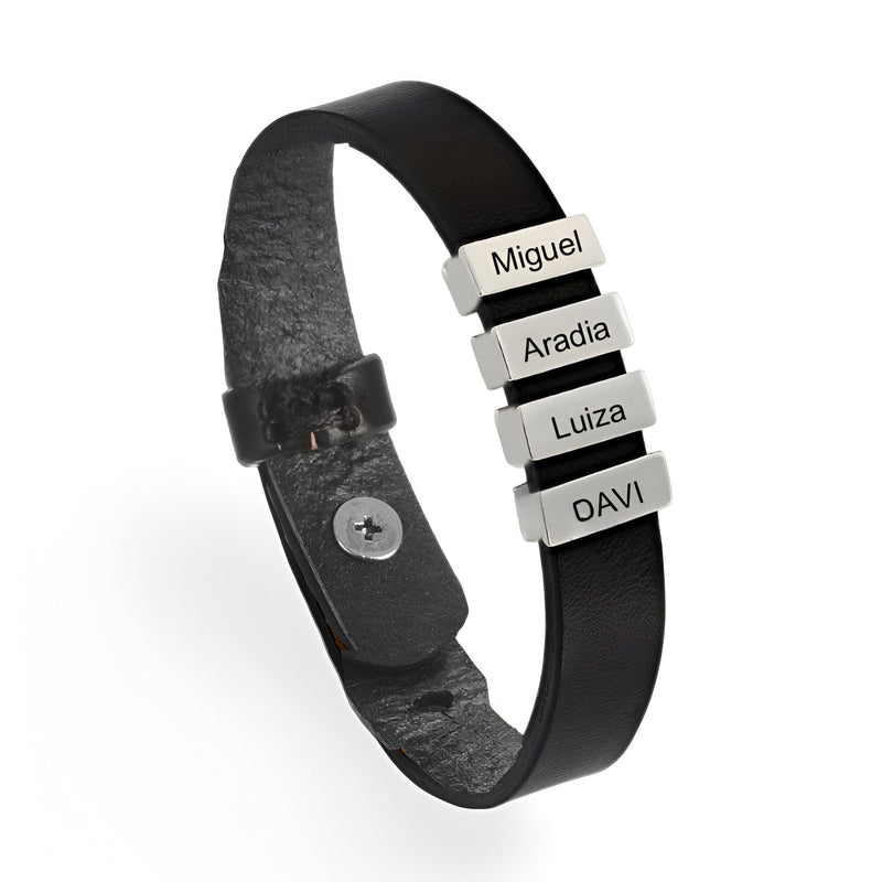 Bracelet en cuir noir avec quatre plaques métalliques gravées de noms personnalisés.