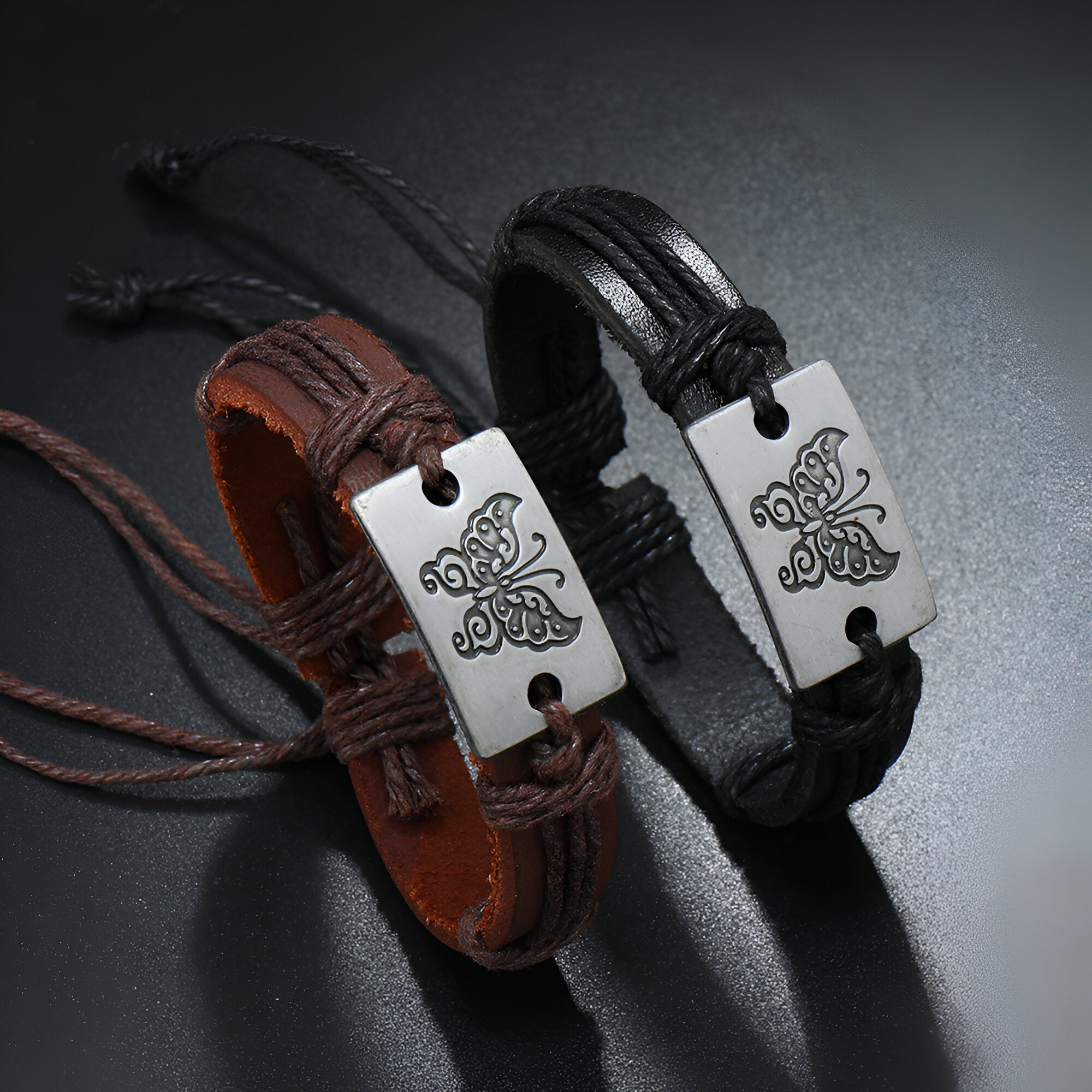 Bracelet en cuir noir avec plaque argentée gravée papillon, style ajustable et unisexe .