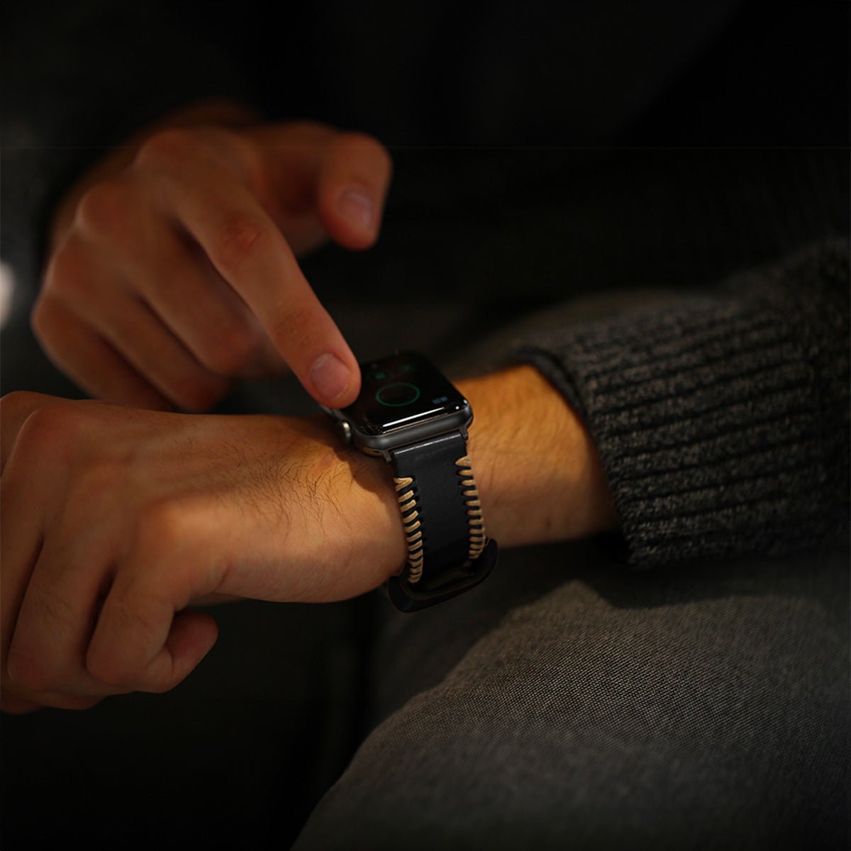 Bracelet cuir noir pour Apple Watch avec couture contrastée beige et boucle acier inoxydable.