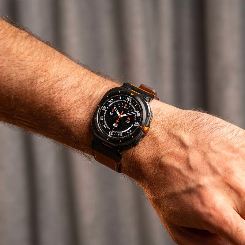 Bracelet en cuir marron avec boucle ardillon noire, style sportif et élégant pour Galaxy Watch 8 et Ultra.