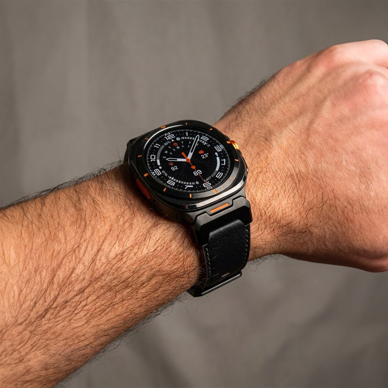 Bracelet en cuir noir avec couture orange pour Galaxy Watch 8, boucle ardillon métal, style sportif élégant.