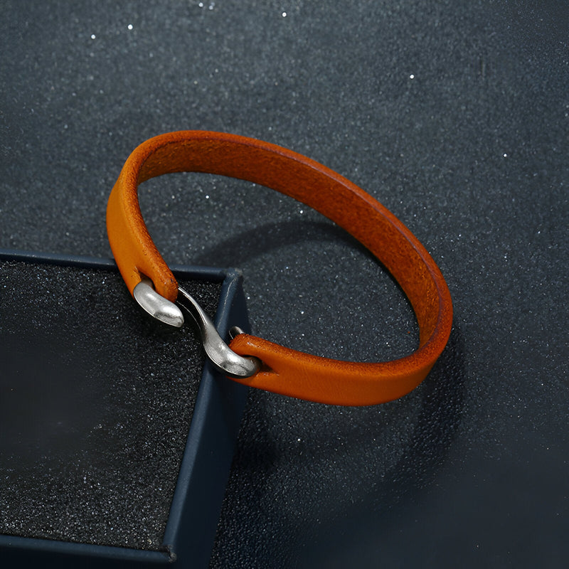 Bracelet en cuir cognac avec fermoir crochet métallique argenté, style masculin simple.