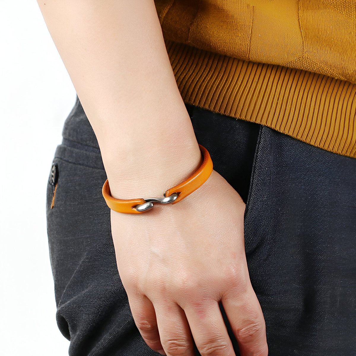 Bracelet homme en cuir cognac avec fermoir crochet en métal argenté, style simple et élégant.