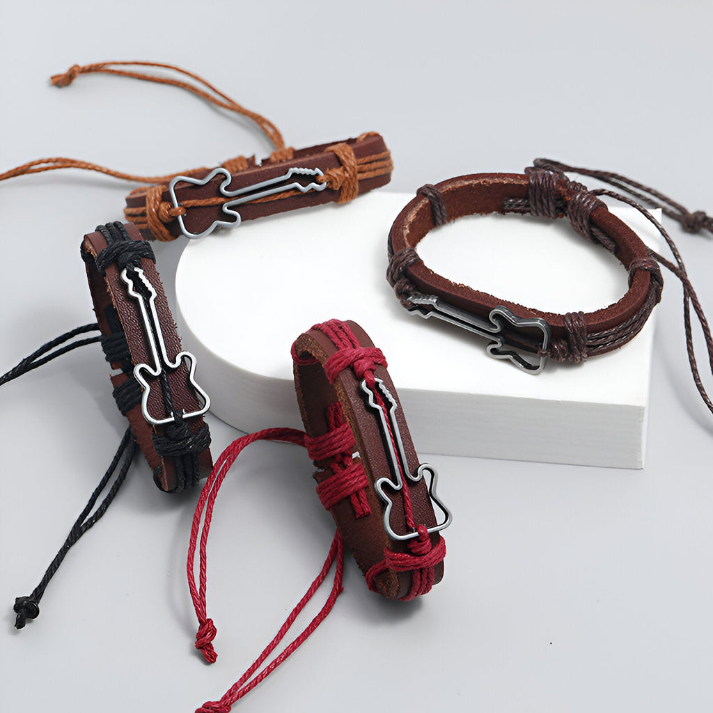 Bracelet en cuir marron avec charm guitare noire et fermeture ajustable en corde.